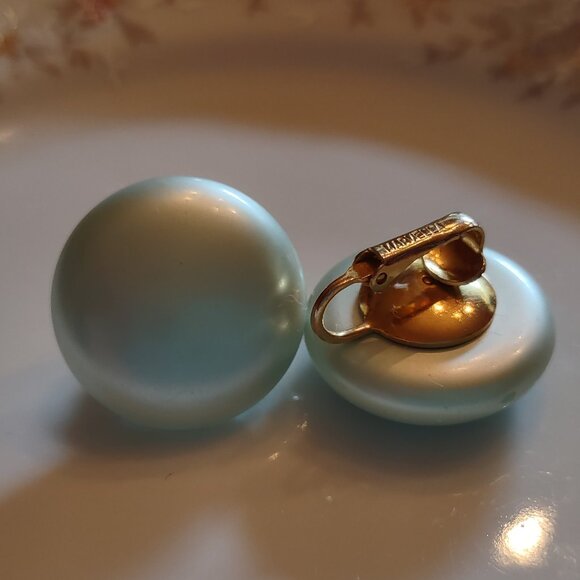 VTG Marvella Button Style Light Blue Big Pearl Gold Tone Clip On Earrings - Picture 3 of 6